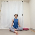左のかかとを少し前に出したあぐらの体勢