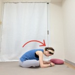 左かかとを少し前に出したあぐらから上体を前に傾けたお尻にストレッチ