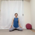 膝を開いた正座で座った体勢
