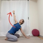 膝を開いた正座から両手を前の床に下し、左手を引き上げて軽く背骨をツイストした体勢