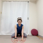 膝を開いた正座から、両手を肩より少し前の床に着いて背筋を伸ばした体勢