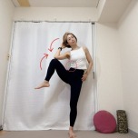 足を腰幅～肩幅程度に開いて立ち、左肘と左膝を体の横で引き寄せる脇腹を引き締めるエクササイズ