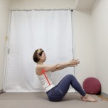 両膝を立てて座り、上体を少し後ろに傾けて両手を前に伸ばした体勢