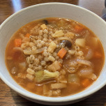 夜中に目が覚めてしまう人に。夕食に【大麦(もち麦)のスープ】を取り入れるべき理由
