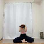 頭の後ろで手を組み、背中を丸めるストレッチ
