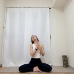 両手を右鎖骨の下に添え、あごを斜め左上に引き上げた鎖骨、首の前側のストレッチ