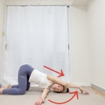 四つ這いから左脇の下へ右腕を通し、左指先で半円を描くように頭上へ伸ばしす背中のストレッチ