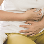 牛乳によってゴロゴロとしているお腹をさする
