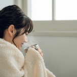 ホットミルクの代わりに白湯をのむ女性