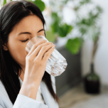 炭酸水を飲む女性
