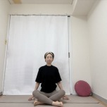 かかとの位置を少し前に出し、ゆるく脚を組んだあぐらの体勢