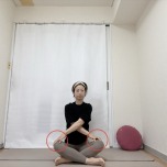両手を体の前でクロスし、右手を左膝、左手を右膝に置いたあぐらの体勢