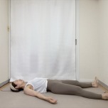 両手を体側に、両脚を楽なh場に開いた仰向けの体勢