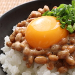 朝の「納豆」に混ぜるだけ!美肌づくりをサポートするトッピング3選