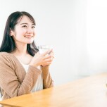 水を飲む