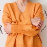 寒がっている女性