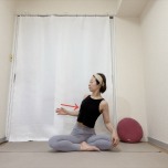 あぐらで座り、横に伸ばした左腕の肘を曲げ、脇を締めながら肩甲骨を寄せるエクササイズ