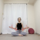 あぐらで座り、腕を肩の高さで伸ばし、肩甲骨を寄せて肘を脇腹に引き寄せるエクササイズ