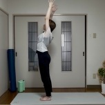 手を上げるポーズ