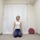 膝を軽く開いた正座の姿勢