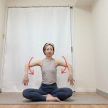 正座で座り、肘を90度に曲げて腕を肩の高さに保ったまま、内側に回転させて指先を下へ向けた体勢