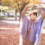 秋に元気な女性の写真