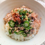 サバ缶とオクラの冷やし丼