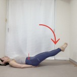 手のひらをお尻の下に敷いた仰向けで、両脚を床から45度の高さに上げた体勢
