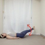 手のひらをお尻の下に敷いた仰向けから脚を斜め下に伸ばして左右に動かすお腹のエクササイズ