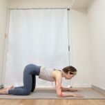 脇を締め、肘を肩の下の床に着いた四つ這いの体勢