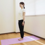 「ねじった椅子のポーズ」アレンジ|体幹トレーニング