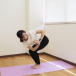 「ねじった椅子のポーズ」アレンジ|体幹トレーニング