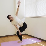「ねじった椅子のポーズ」アレンジ|体幹トレーニング