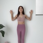 手を横に広げる
