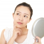 肌に悩んでいる女性