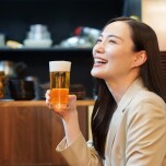 お酒を飲む女性
