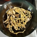舞茸と油揚げを焼く