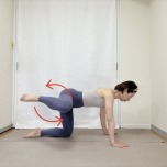 四つ這いで左膝を浮かせ、膝で大きな円を描くように脚を回す股関節とお尻のエクササイズ