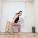 椅子に座り、お腹を軽く引き込んで背筋を伸ばしたまま上体を斜め前に傾けた体勢