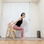 椅子に座り、背筋を伸ばしたまま上体を前に傾け、脇を締めて両腕を斜め後ろに伸ばした体勢