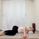 肩の高さに腕を伸ばして手のひらを重ね、右を下にして横向きで寝た体勢