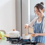 料理する女性