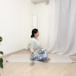 胸を開くポーズ