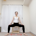 足幅を広めにして椅子に座った体勢