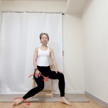 足幅を広めにして椅子に座り、左膝を内側に倒した体勢