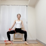 脚を広めにして椅子に座り、左膝を外側に倒した体勢