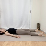 手脚を楽な幅に広げた仰向けの体勢