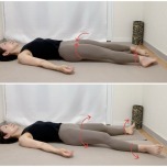 手脚を楽な幅に開いた仰向けから、脚全体を内側外側にパタパタ動かす下半身のほぐし