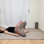 仰向けがっせきの体勢から骨盤を左右に動かすほぐし