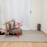 ハッピーベイビーポーズで体を左右に動かすほぐし